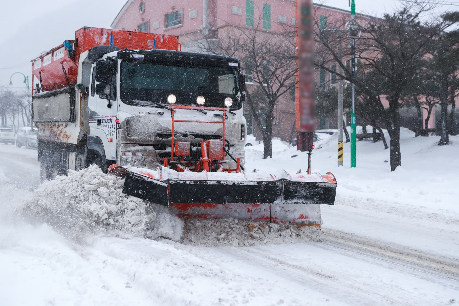 태백시, 2025~2026 동절기 도로 제설 종합대책 본격 가동
– 시민 안전 최우선, 5개월간 총 343개 노선 303.75km 제설 구간 운영 –
– 자동염수분사장치·도로 열선 확충 등 스마트 제설 인프라 강화 –